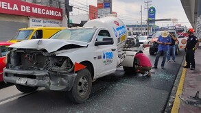 Un choque múltiple en el centro de Guadalupe involucró una pipa de gas y provocó una fuga de Gas LP.