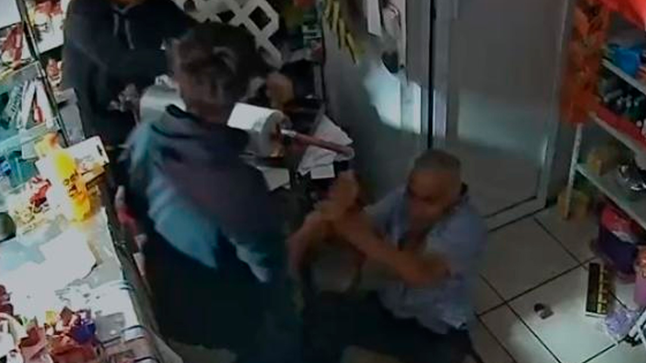 La Fiscalía de Jalisco investiga un violento asalto ocurrido en una tienda de abarrotes de la colonia Jardines de la Cruz, en Guadalajara.