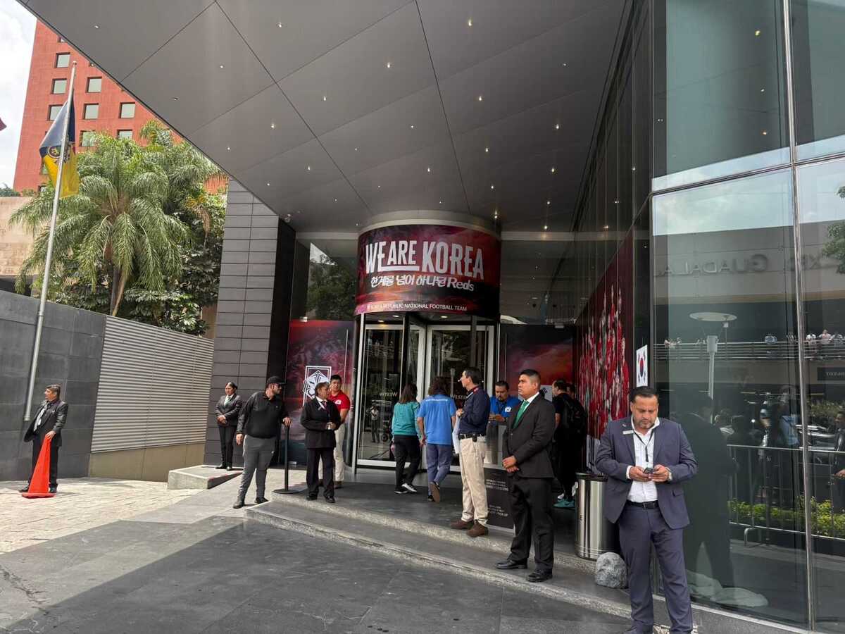 Una foto de la entrada del hotel de cocentración destinado para la selección de Corea del Sur