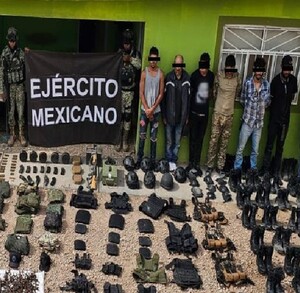 Militares y delincuentes afuera de una casa en color verde