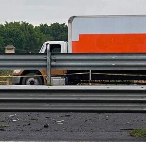 Un presunto intento de asalto a una unidad de transporte de carga terminó con saldo trágico durante la madrugada de este viernes sobre la Querétaro-Salamanca.