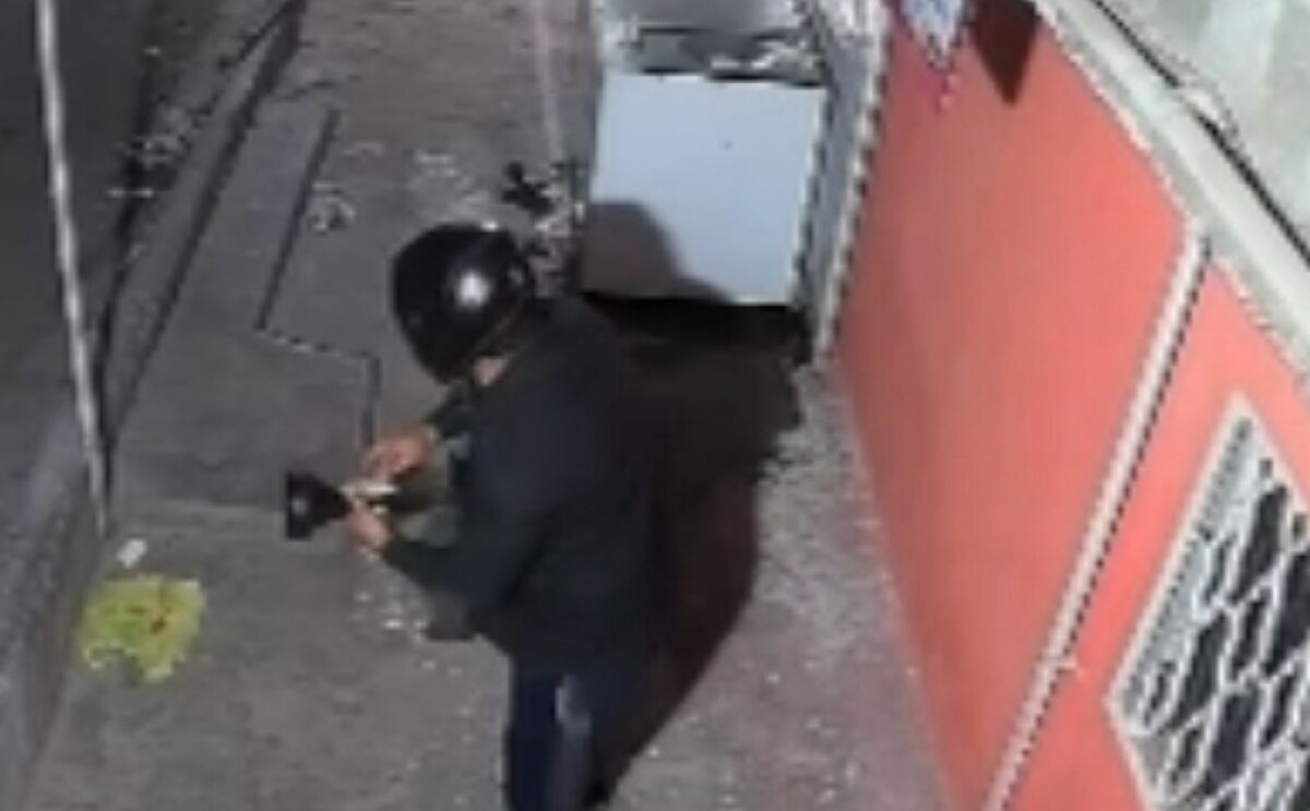Un joven prendiéndole fuego a un negocio de comida en Torreón.