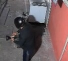 Un joven prendiéndole fuego a un negocio de comida en Torreón.