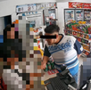 Video de seguridad revela cómo un hombre aprovechó una compra para acercarse a la caja y actuar en segundos.