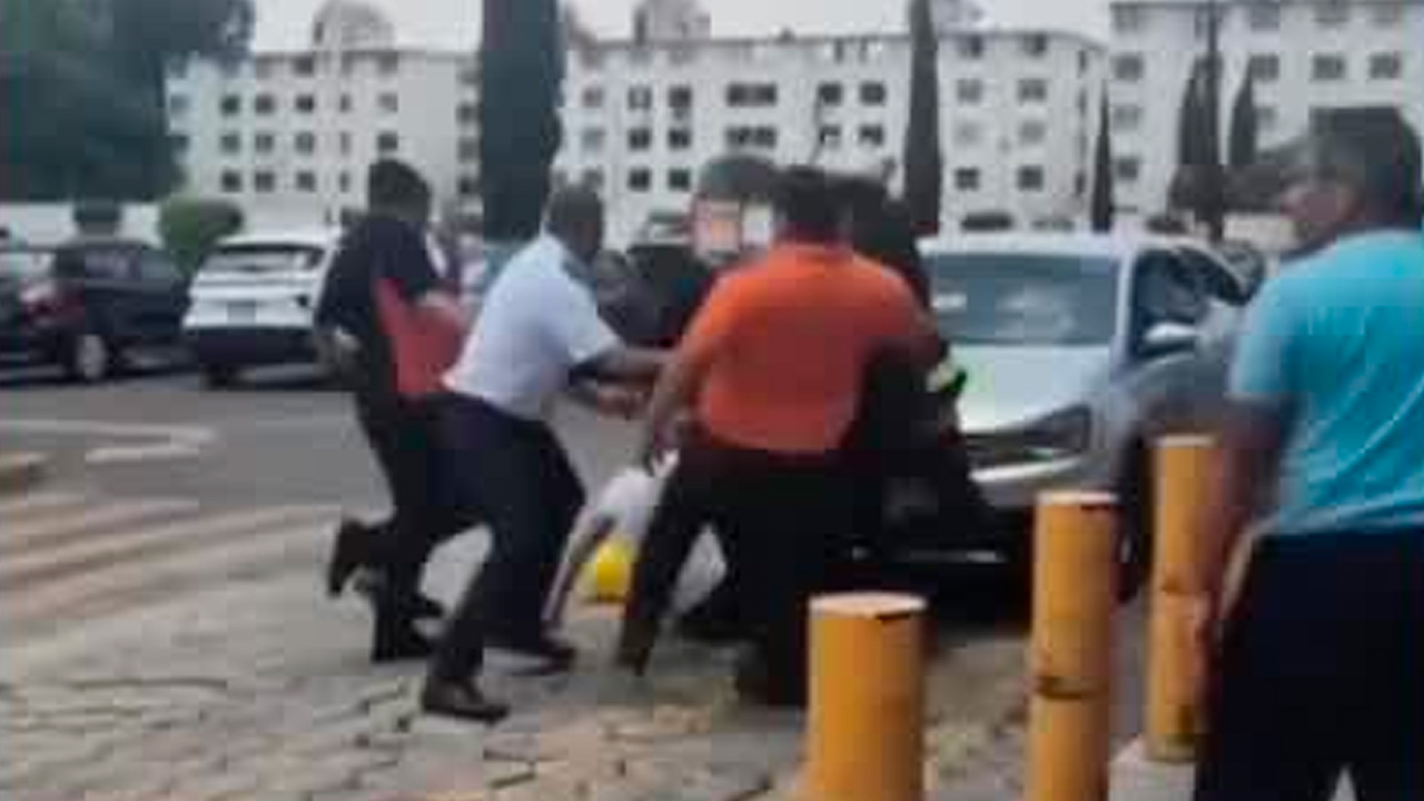 Un video captó el momento en que personal de un supermercado en Iztapalapa sometió a golpes a un presunto fardero tras descubrir un supuesto robo.