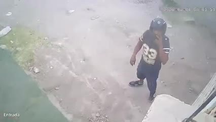 Tras merodear por la zona, el hombre utilizó un desarmador para forzar y abrir una de las ventanas del local.