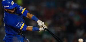 Jugador de charros bateando la pelota
