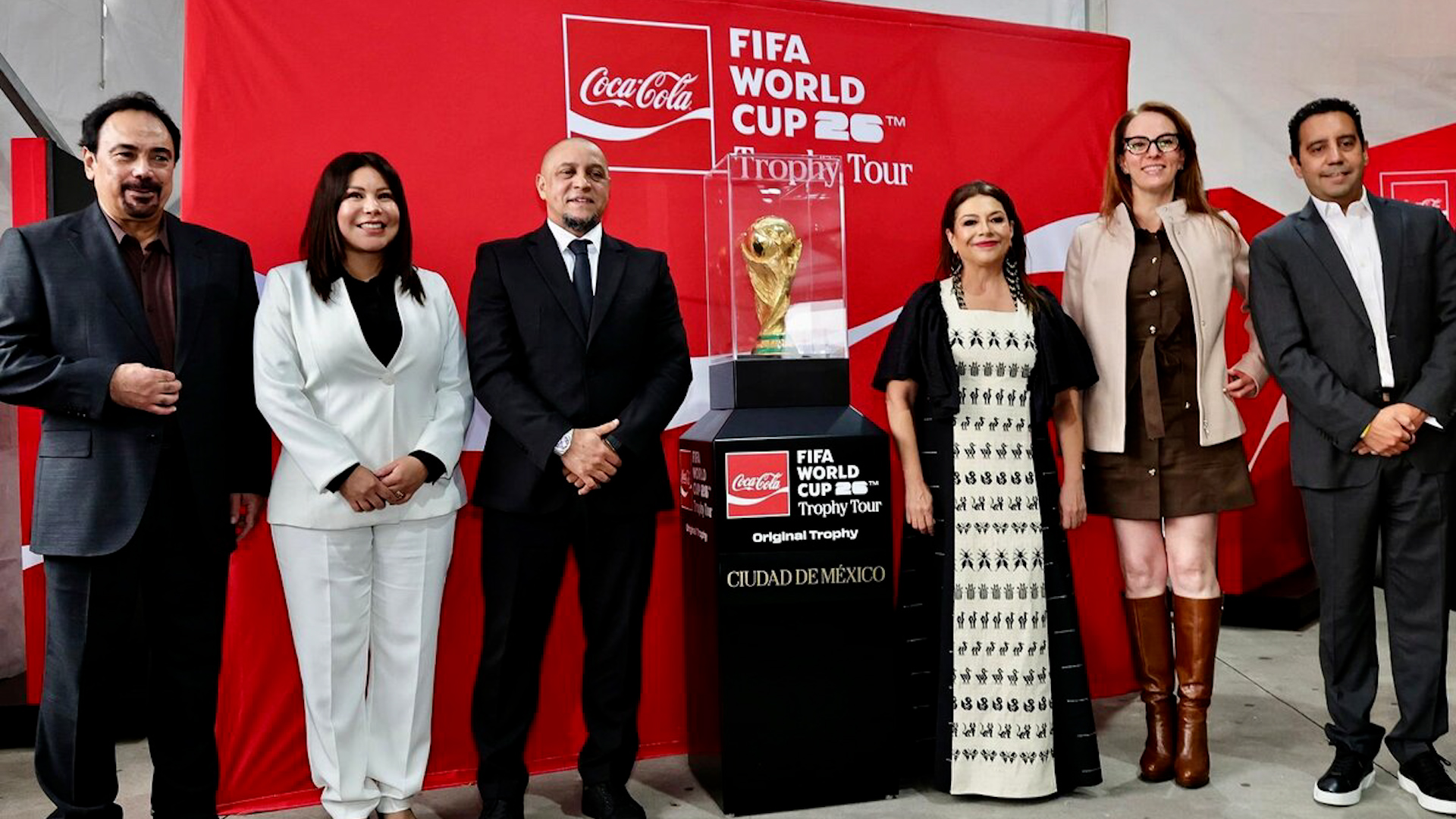 Roberto Carlos y Hugo Sánchez tocaron la Copa del Mundo en México. Solo campeones y autoridades pueden hacerlo antes del Mundial 2026.
