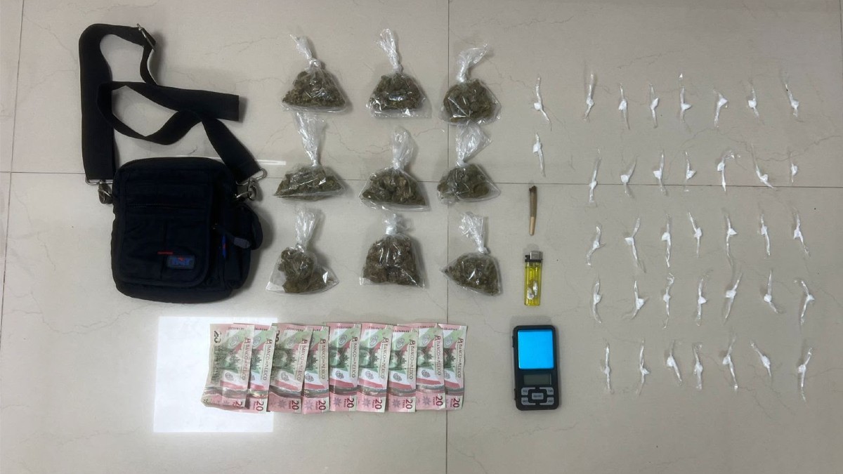 Un hombre fue detenido en Santiago mientras fumaba mariguana; además, es investigado por presuntos robos a casa habitación.