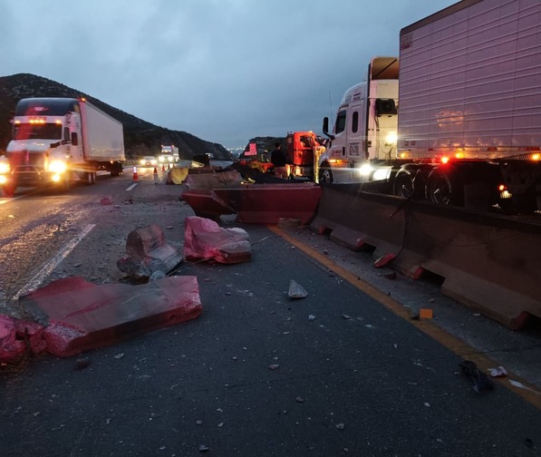 Un fuerte choque en el km 55 de la autopista Monterrey-Saltillo provoca el cierre total hacia Coahuila. Autoridades reportan un conductor prófugo.