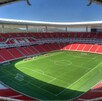 Vista panorámica y aérea del Estadio Akron (de Chivas) en Guadalajara. El campo de fútbol verde brillante está rodeado por miles de asientos de color rojo inten