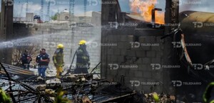 Bomberos apagan fuego de explosión de huachigas en Tepeaca.