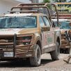 Policía camina junto a un vehículo de Pemex.