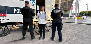 Joven con la cara censurada con blur sosteniendo una hoja en medio de dos oficiales de la Policía de Tlaquepaque