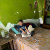 Se observa a un niño que está recostado sobre una cama.