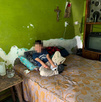 Se observa a un niño que está recostado sobre una cama.