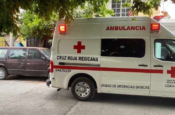 Mientras se encontraba en su casa, presuntamente sufrió un desvanecimiento cerca de las escaleras y, al caer, se golpeó la cabeza.