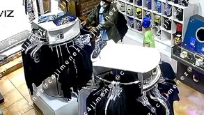 Hombre roba playeras de tienda con mercancía de Blue Demon en la Cuauhtémoc.