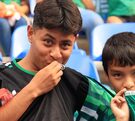 Aficionados besando la playera de la Selección Mexicana.