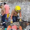 Bomberos quitan escombros de una escuela en Zoquitlán