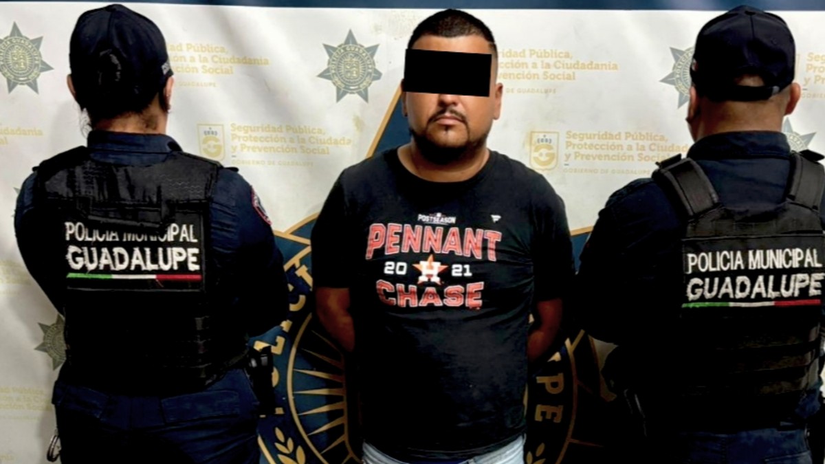 Dos jóvenes fueron detenidos en Linares luego de que autoridades les aseguraran cerca de 4 kilos de una sustancia similar al cristal.