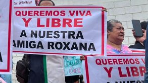 Personas con pancartas durante una manifestación.