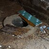 Vista desde arriba de un túnel en suelo que lleva a un almacén de agua en un terreno baldío duranta la noche en Guadalajara