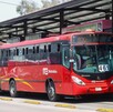 Unidad del Metrobús llega a una estación