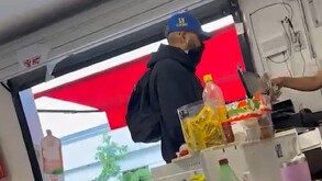 Se observa a un hombre que trae cubrebocas dentro de una tienda.