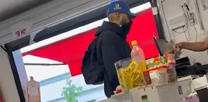 Se observa a un hombre que trae cubrebocas dentro de una tienda.