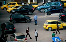 Civiles se mueven entre el tráfico para cruzar la calle en Kinshasa, República Democrática del Congo, el 8 de enero del 2019.