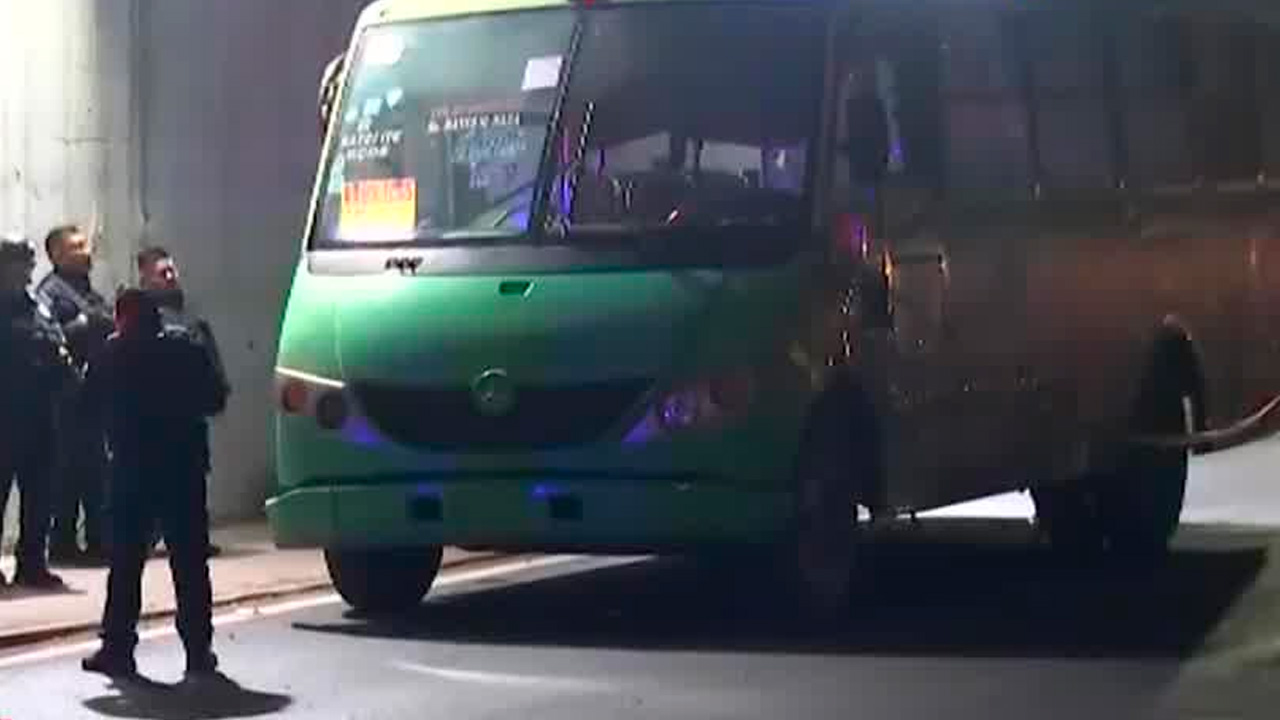 Un hombre fue asesinado al resistirse a un asalto dentro de un microbús que circulaba sobre Periférico Norte, en Tlalnepantla.