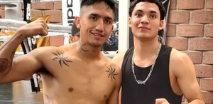 Arellano y Grimaldo cerca de un ring de box en posición de pelea