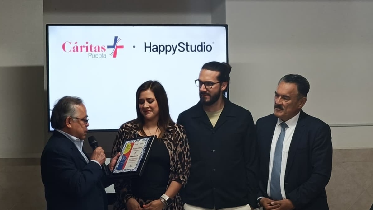 Ceremonia de entrega de reconocimiento titular a María del Rocío junto a acompañantes
