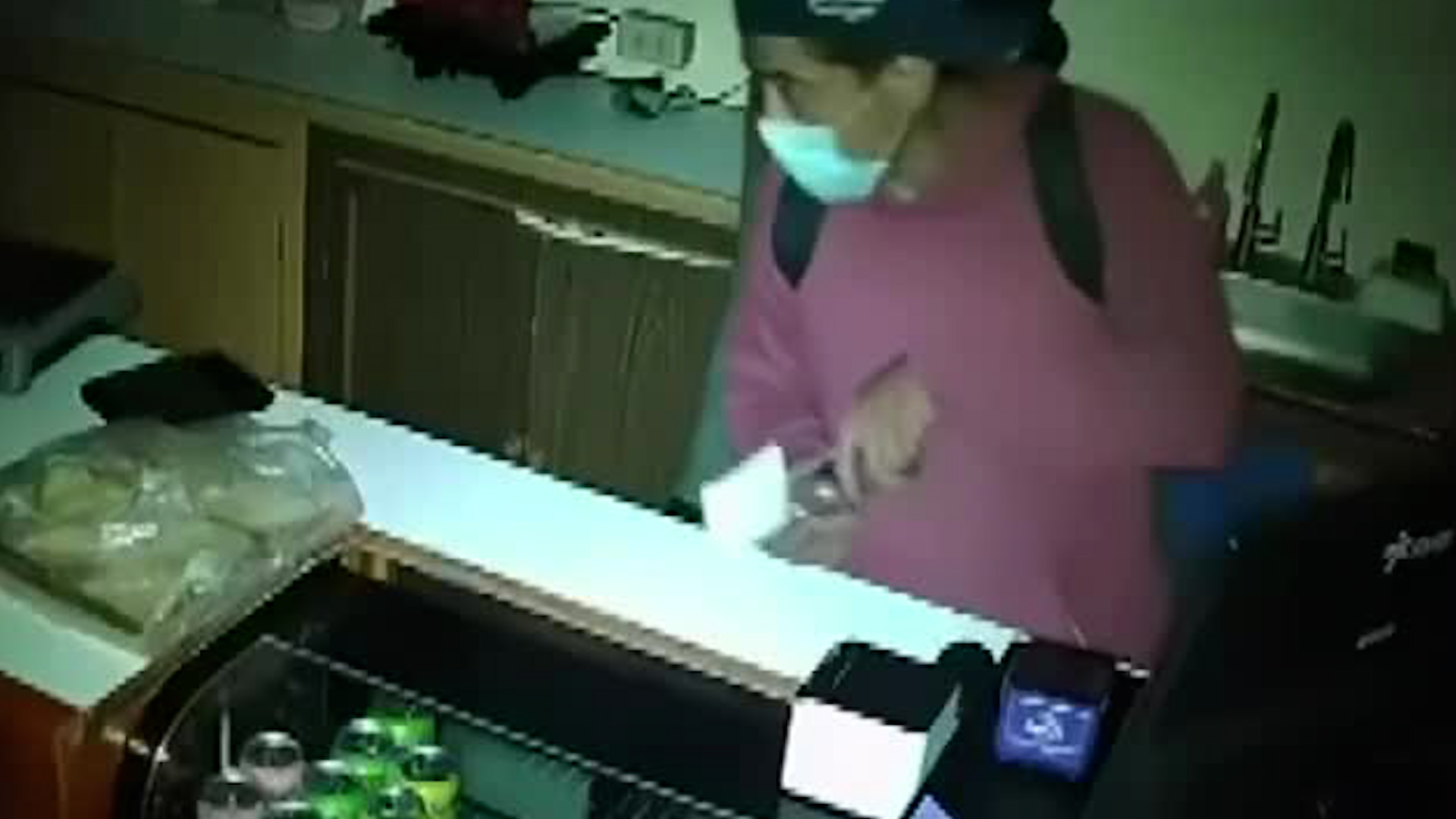 Roban Dharma Café en Liverpool con maquinaria industrial. Policías cubrían evento de presidenta. Jonathan denuncia falta de vigilancia. Tercera vez en 6 meses.