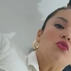 Mujer maquillada sonriendo para una fotografía.
