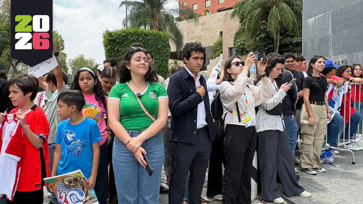 Varios aficionados a las afueras del hotel, esperando la llegada de la selección de Corea del Sur
