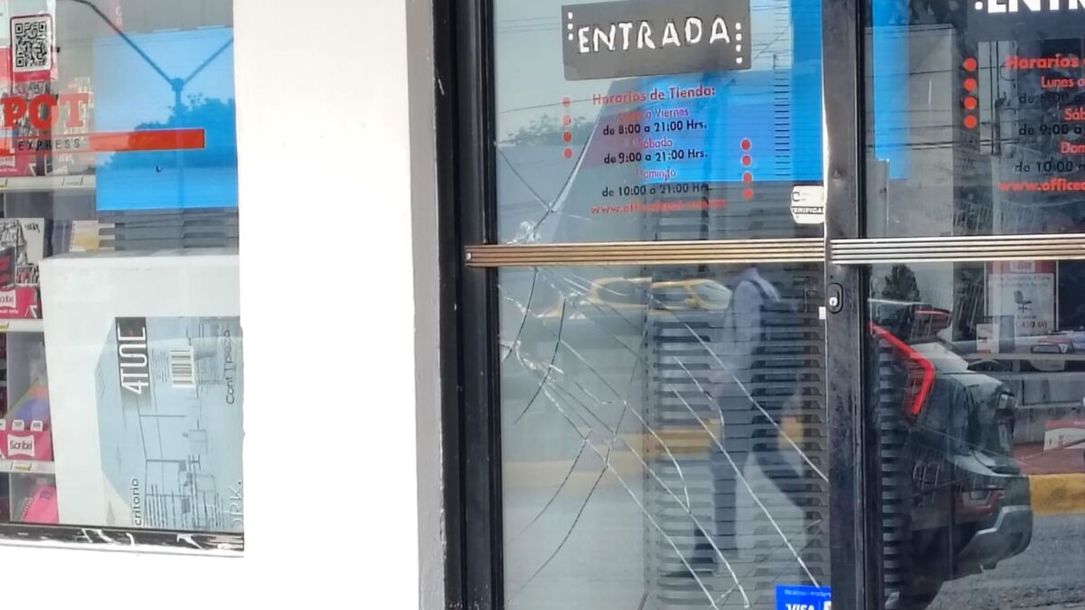 cristalazo en negocio saqueado en Cumbres