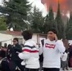 Estudiantes corriendo por una explosión cerca de su escuela.