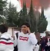 Estudiantes corriendo por una explosión cerca de su escuela.