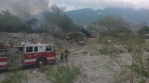 Un incendio consumió tarimas, plástico y basura en un predio de Santa Catarina; el fuego fue controlado tras varias horas de trabajo.