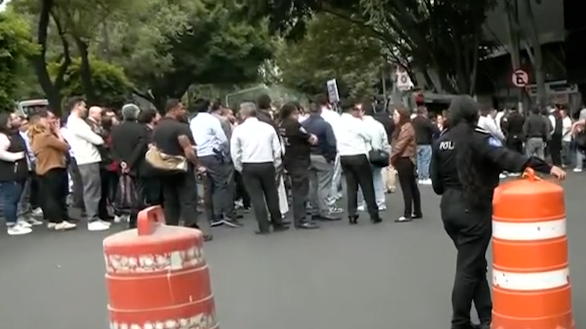 Sismo 5.6 en Guerrero provoca evacuación en fiscalía y gobernación CdMx. Miriam Urzúa explica por qué no sonó alerta sísmica.
