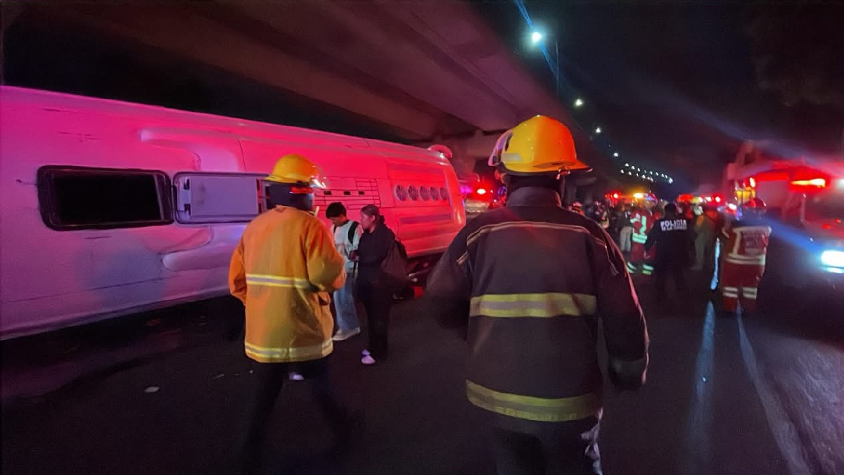bomberos atienden la volcadura de un autobús en la autopista méxico puebla