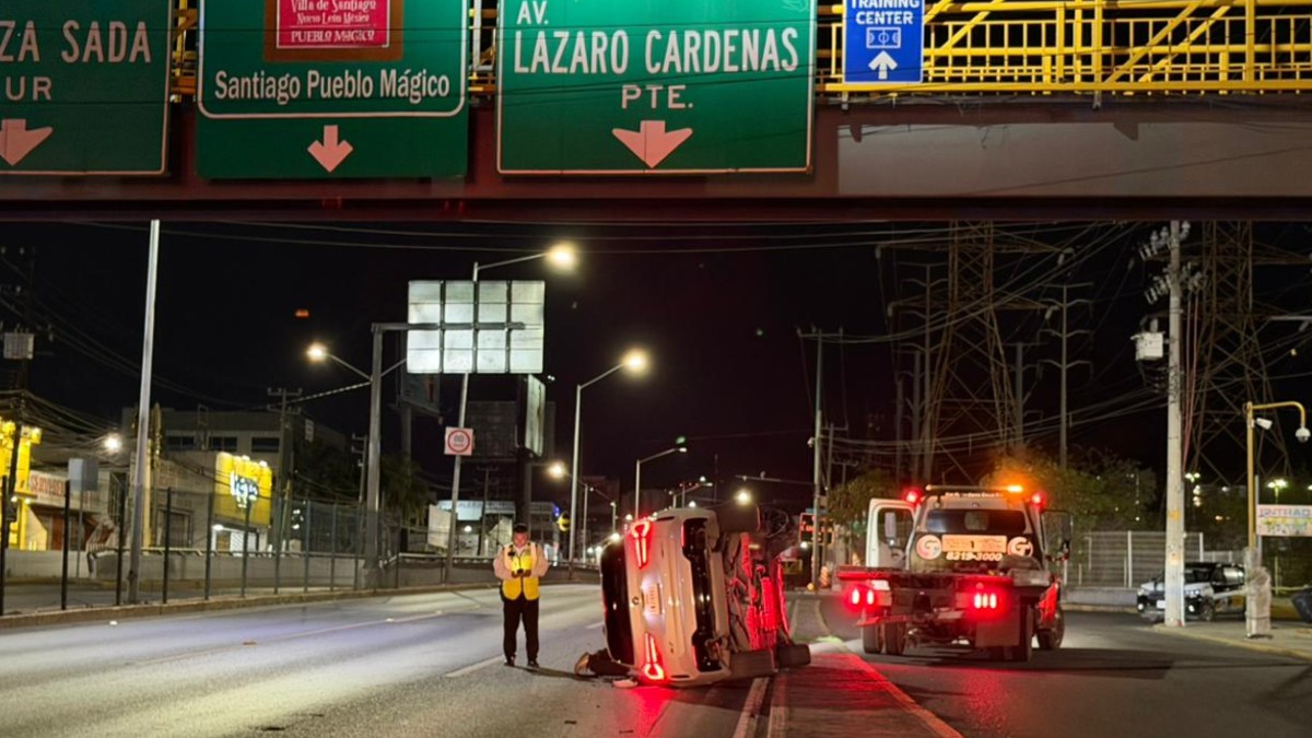 Un conductor perdió la vida luego de impactar un señalamiento y volcar el camión de pasajeros que conducía en Escobedo.