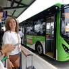 Mujer en parada de camión, y una unidad d etransporte público