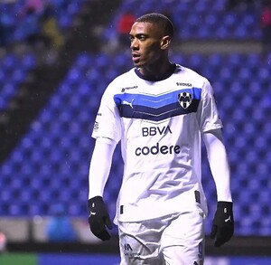 Anthony Martial en un partido de Rayados en la Liga MX.