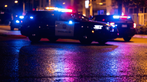 En Valle de Santiago, un hombre fue encontrado sin vida y acompañado de una cartulina con mensajes de amenaza. Autoridades comenzaron investigaciones.
