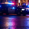 En Valle de Santiago, un hombre fue encontrado sin vida y acompañado de una cartulina con mensajes de amenaza. Autoridades comenzaron investigaciones.