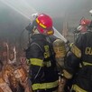 Bomberos de Guadalajara controlaron un incendio en el Mercado de Abastos. El siniestro dejó una persona lesionada y un gato rescatado con oxígeno.