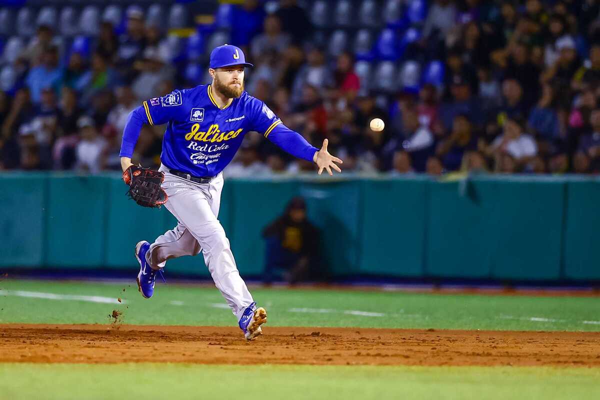 Unos de los jugadores de Charros de Jalisco posicionado en las bases